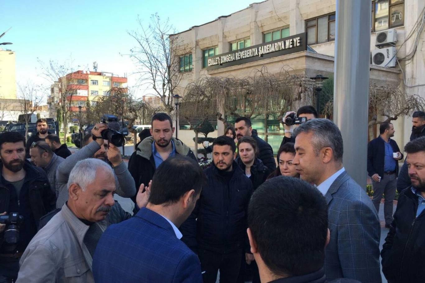Batman Belediyesi ve Diyarbakır'ın 4 ilçe belediyesine kayyum atandı Batman Belediyesi ve Diyarbakır'ın 4 ilçe belediyesine kayyum atandı